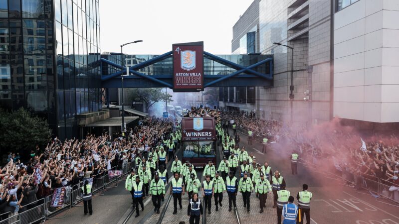 Jogadores do Aston Villa comemoram Liga Europa ao som de “Ai se eu te pego”; veja