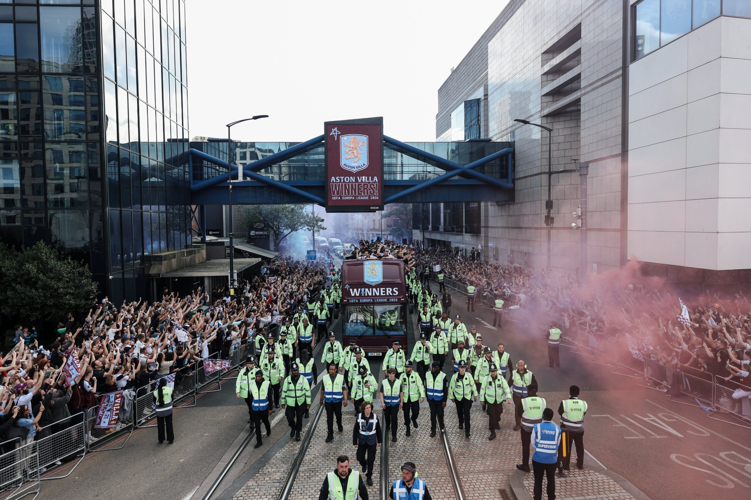 Jogadores do Aston Villa comemoram Liga Europa ao som de “Ai se eu te pego”; veja