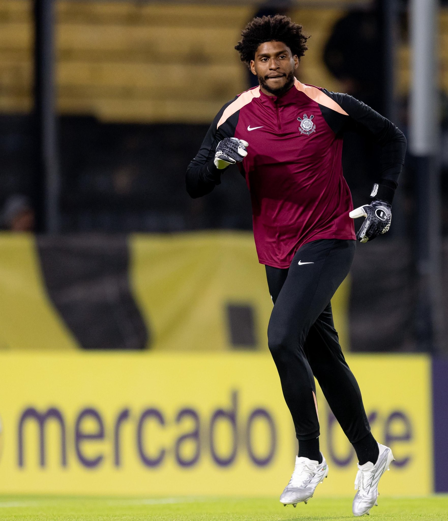 Hugo Souza lamenta ausência na lista da Copa e promete foco no Corinthians: “Mudou minha vida”