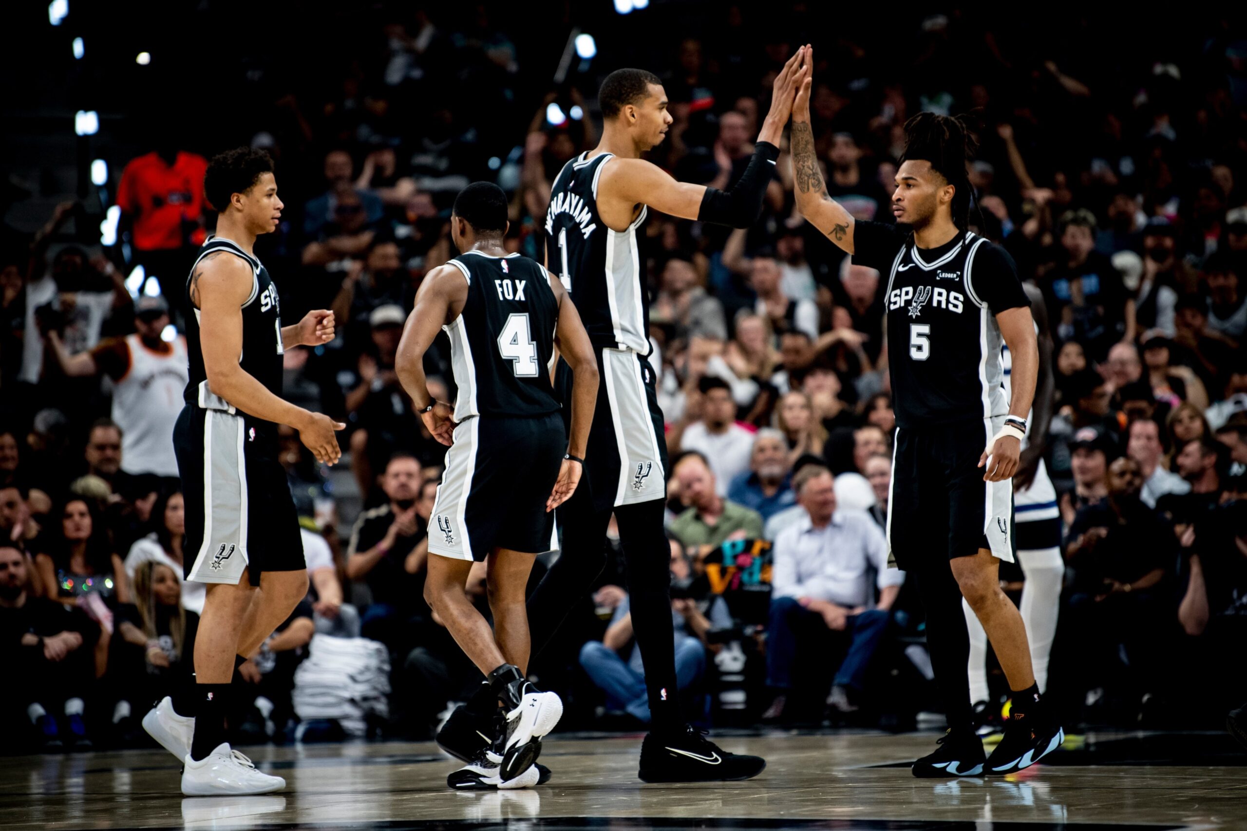 NBA: Wemby brilha após expulsão, Spurs dominam os Wolves e ficam a um passo da final da Oeste