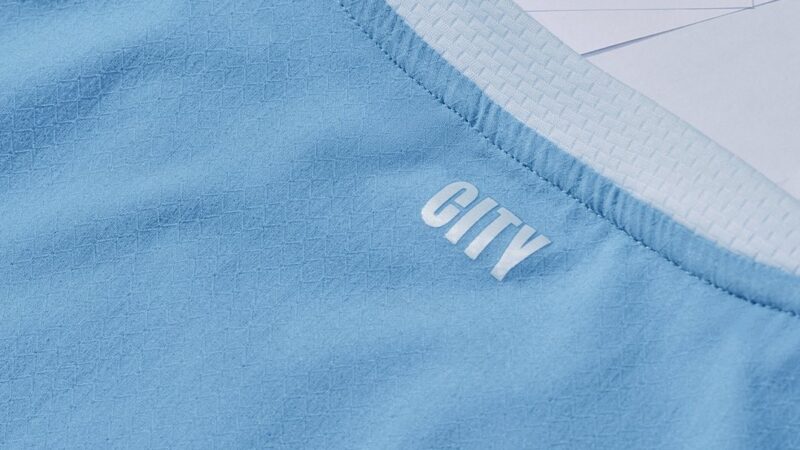 Manchester City revela camisa para a próxima temporada; veja imagens