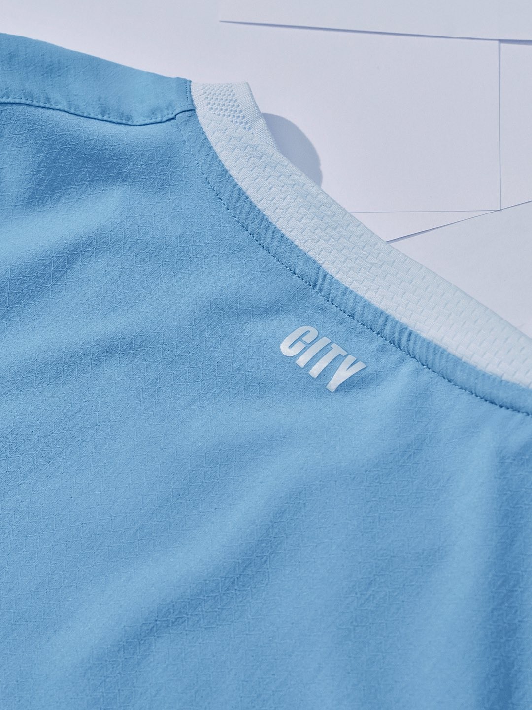Manchester City revela camisa para a próxima temporada; veja imagens