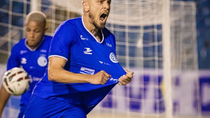 Zagueiro artilheiro? Ícaro celebra vitória do Confiança com dois gols em três jogos