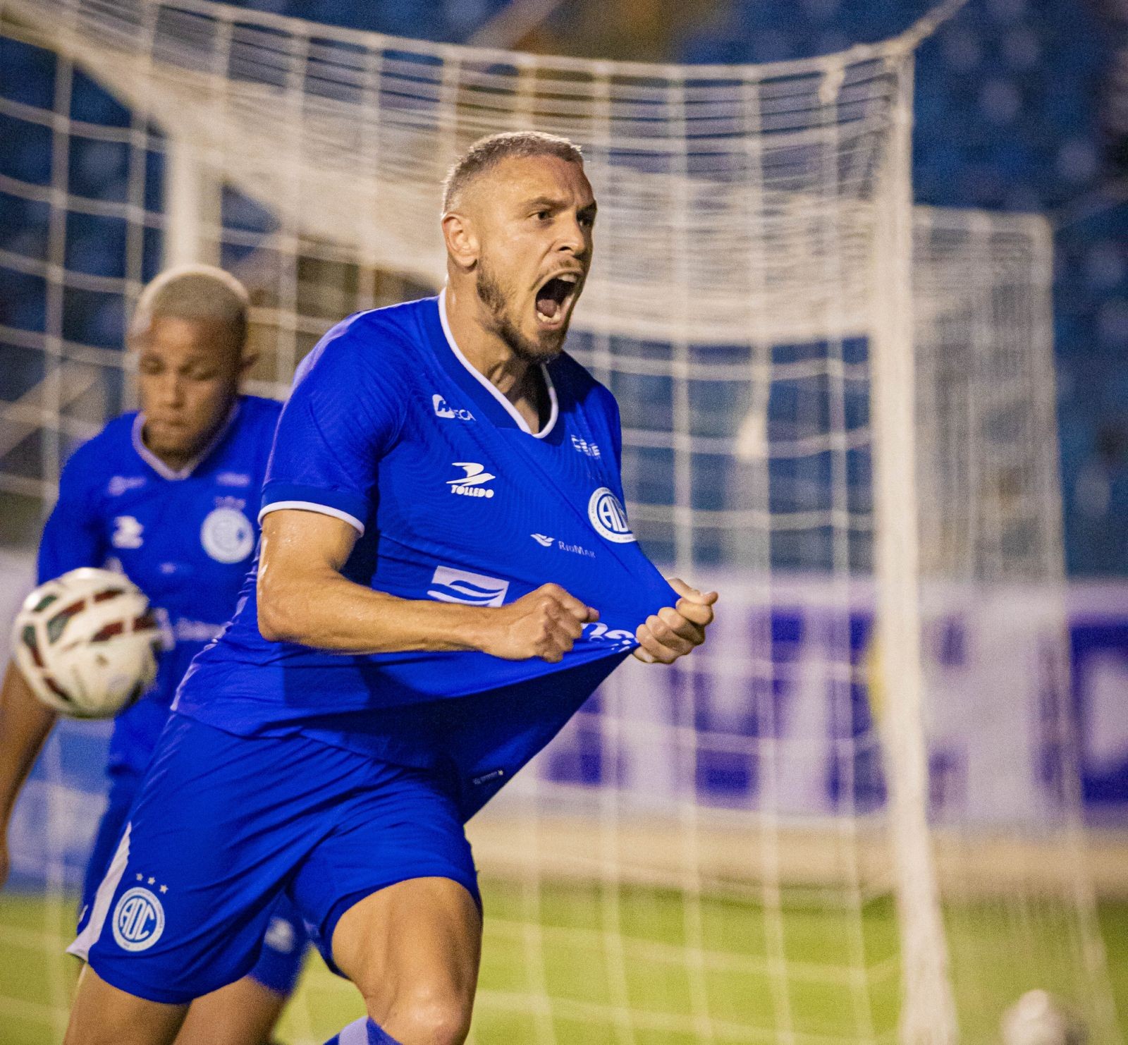 Zagueiro artilheiro? Ícaro celebra vitória do Confiança com dois gols em três jogos