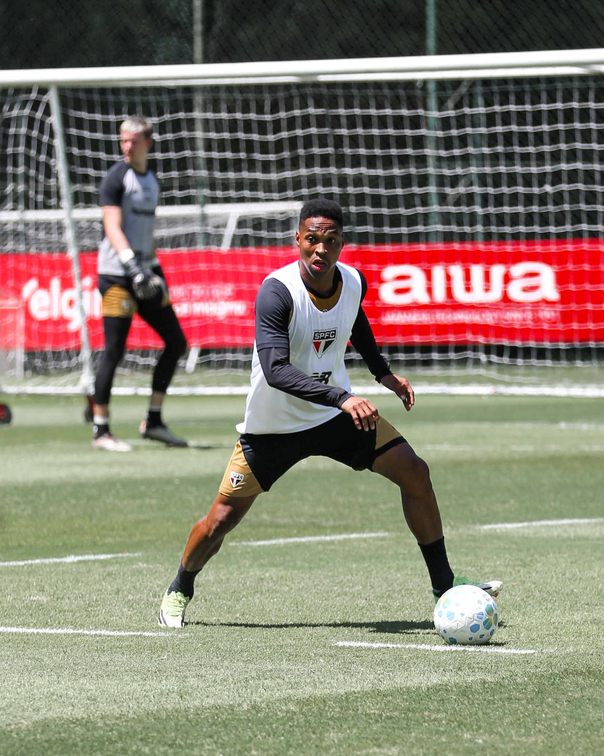 Cruzeiro procura São Paulo e sonda situação do lateral Wendell