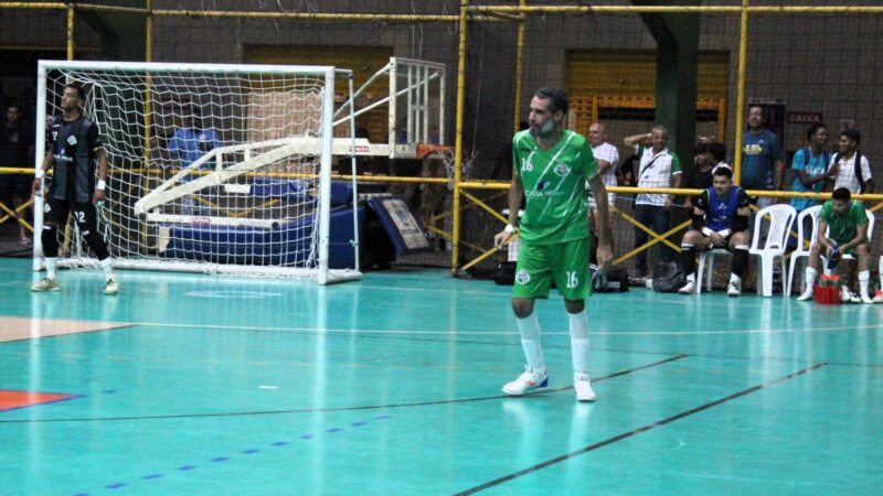 Já viu isso? Prefeito entra em quadra,  marca gol e fecha goleada na Copa TV Grande Rio de Futsal