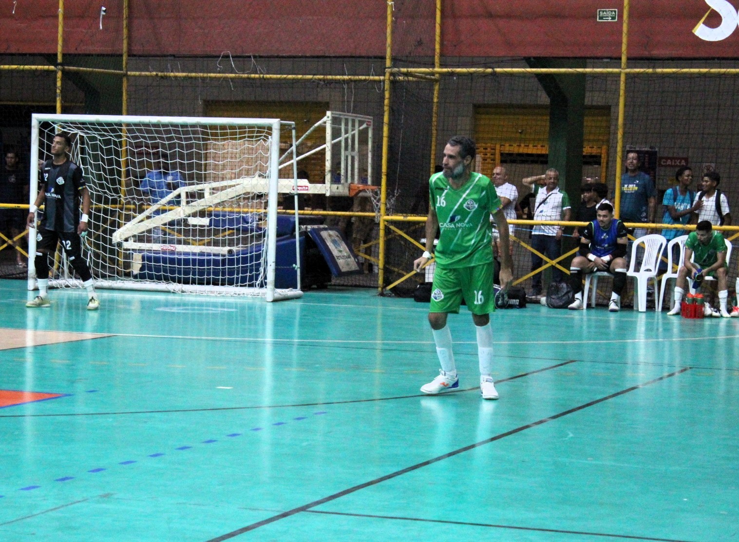 Já viu isso? Prefeito entra em quadra,  marca gol e fecha goleada na Copa TV Grande Rio de Futsal