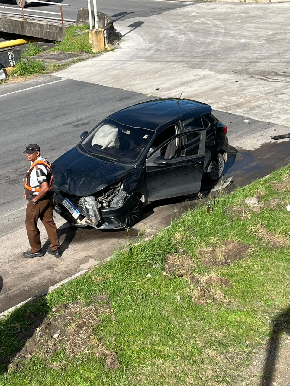 Jogador do Bahia se envolve em acidente de carro a caminho do CT