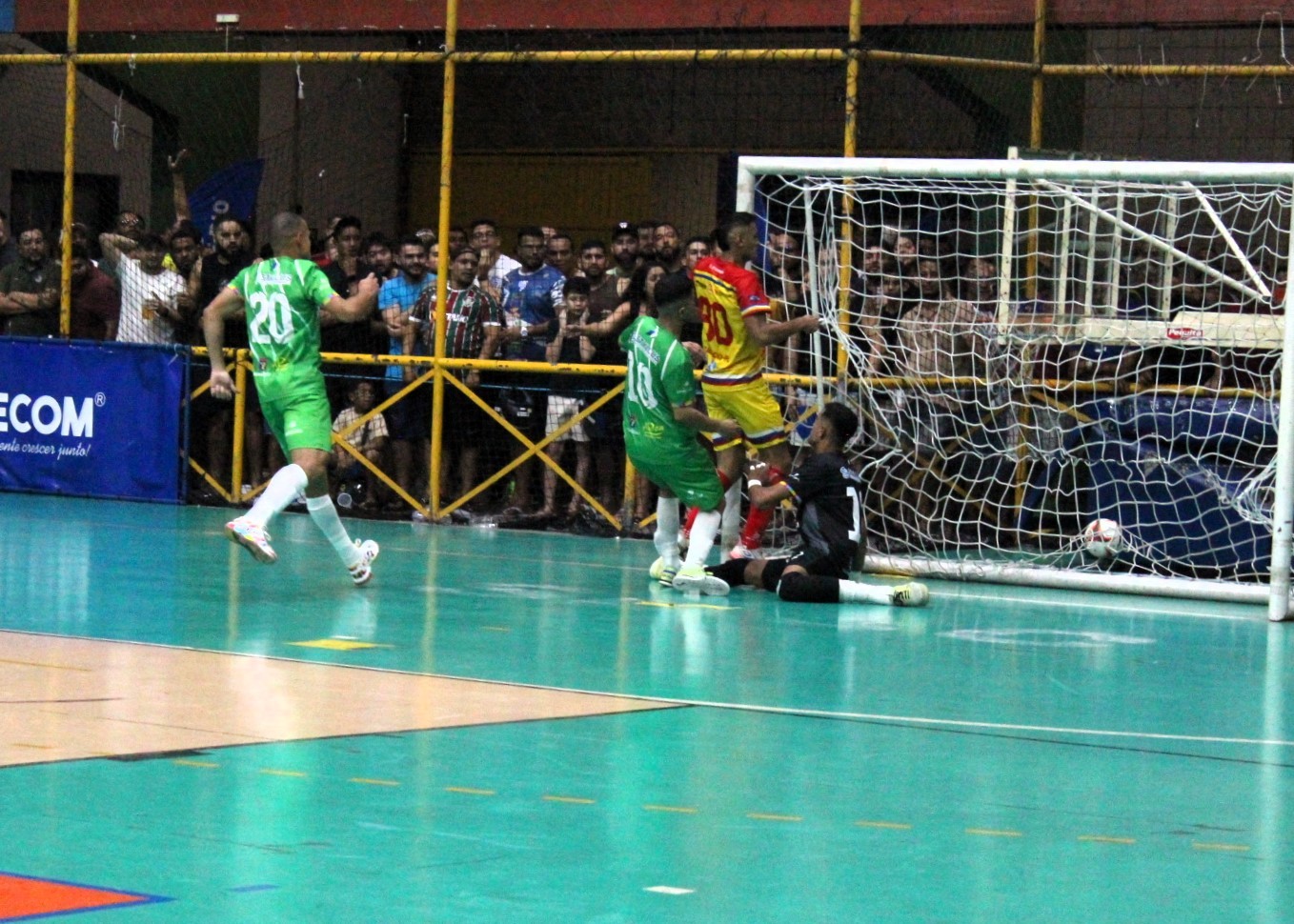 Léo Maluco marca duas vez, Cabrobó vence Casa Nova e abre vantagem na semifinal da Divisão Especial