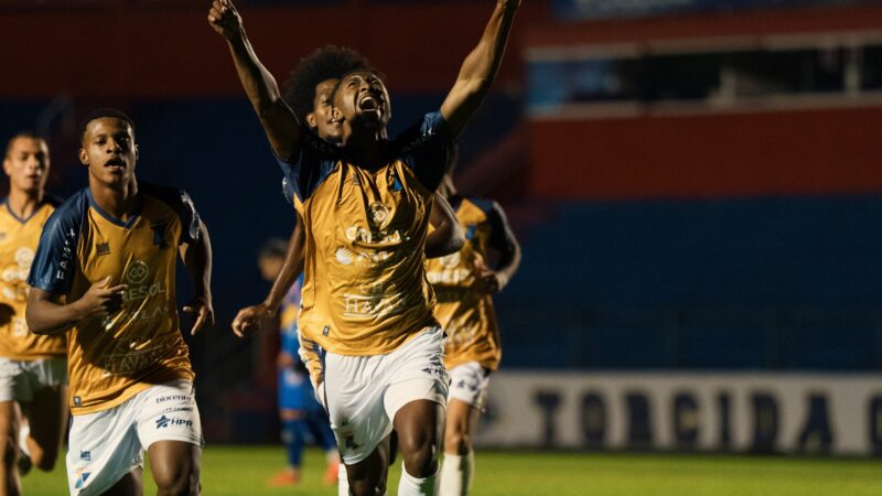 Azuriz bate o São Joseense e vence a primeira na Série D