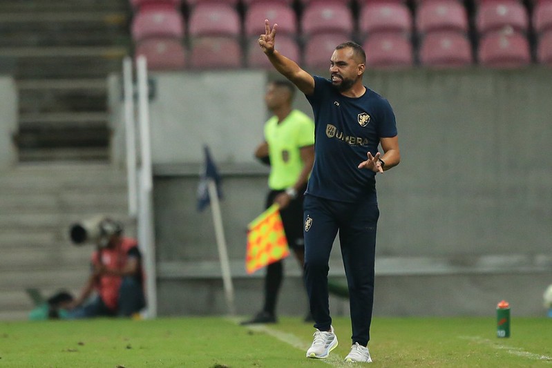 Retrô demite técnico Jamesson Andrade