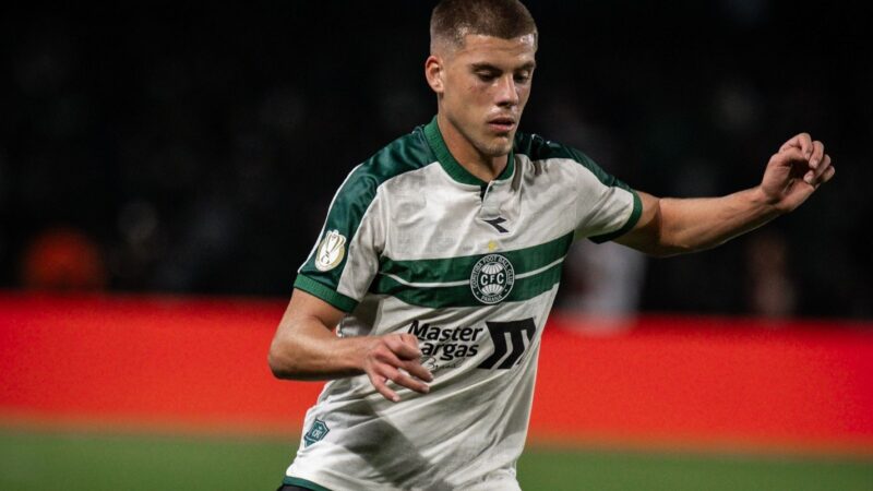 Joia do Coritiba surge como opção na lateral e ganha elogio de Seabra: “Rompeu uma barreira enorme”
