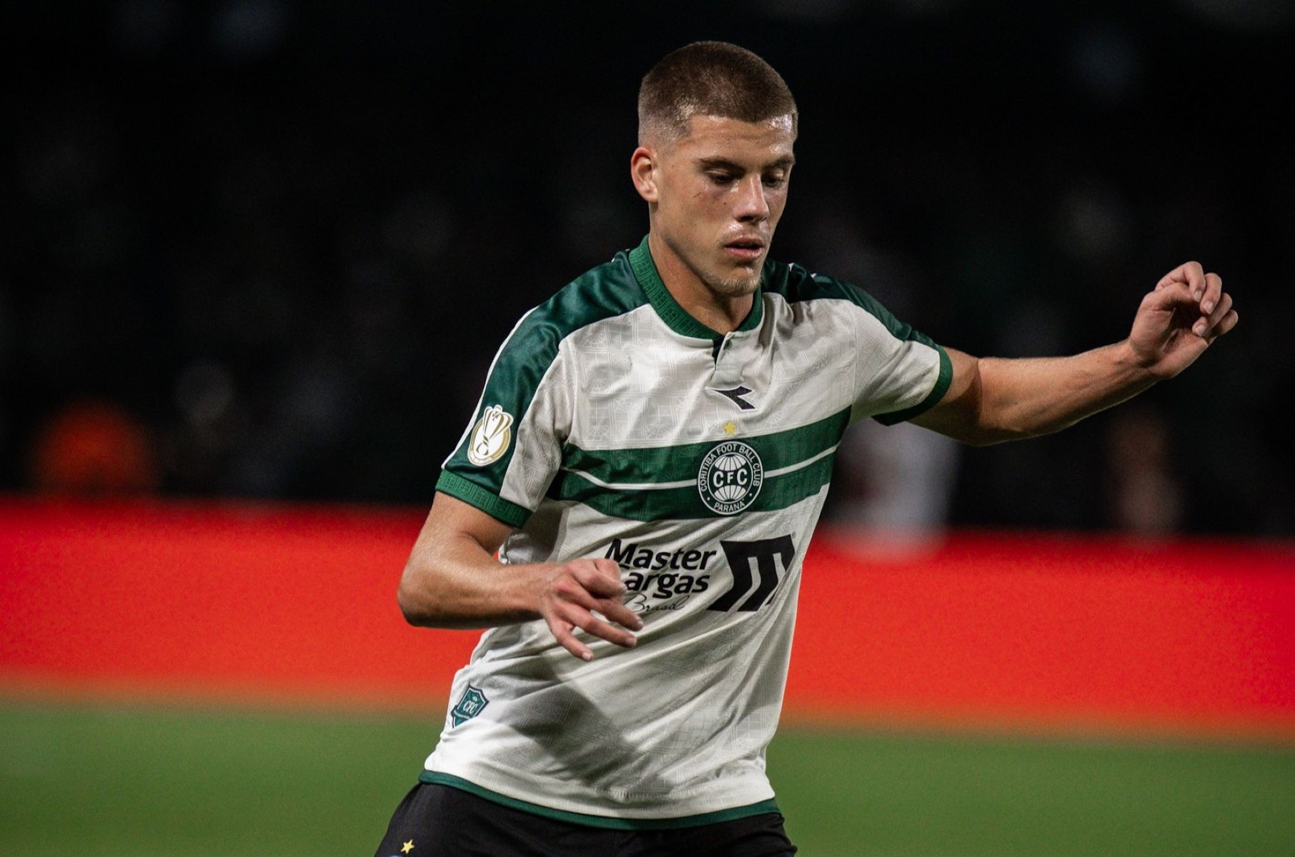 Joia do Coritiba surge como opção na lateral e ganha elogio de Seabra: “Rompeu uma barreira enorme”