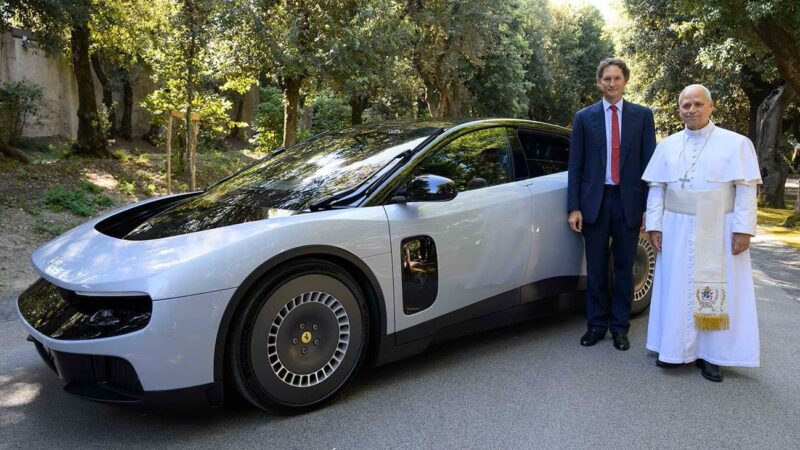 Papa Leão XIV conhece Ferrari Luce de R$ 3,2 milhões e ganha volante