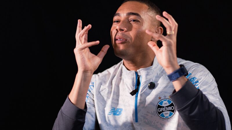 Das broncas de Mourinho e Jesus à frieza de Kane, Carlos Vinícius resume a carreira: “Um milagre”