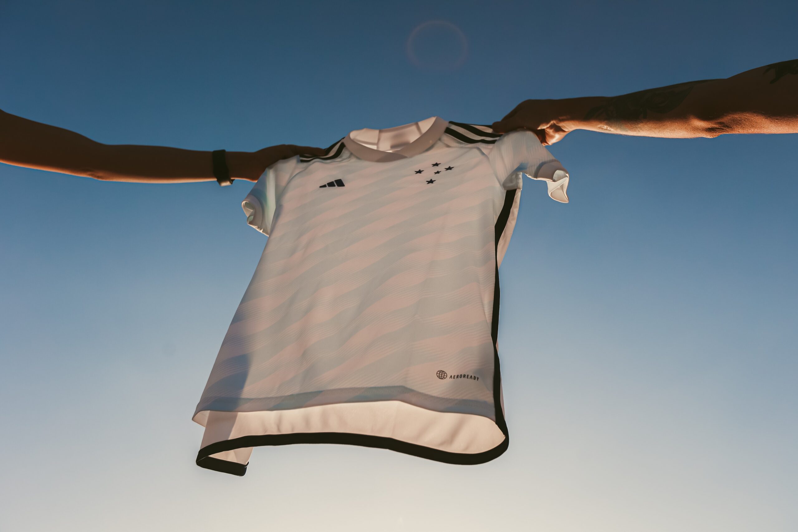 Cruzeiro agenda lançamento de camisa branca e prepara estreia; veja detalhes