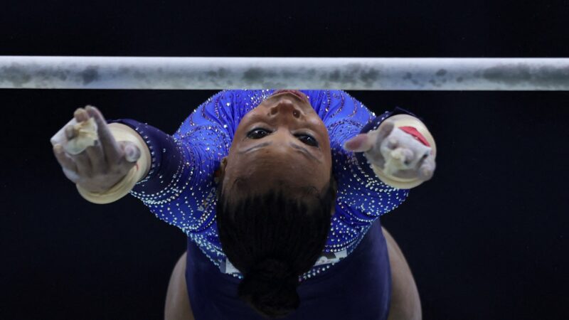 Lorrane Oliveira sofre queda feia durante etapa da Copa do Mundo de ginástica