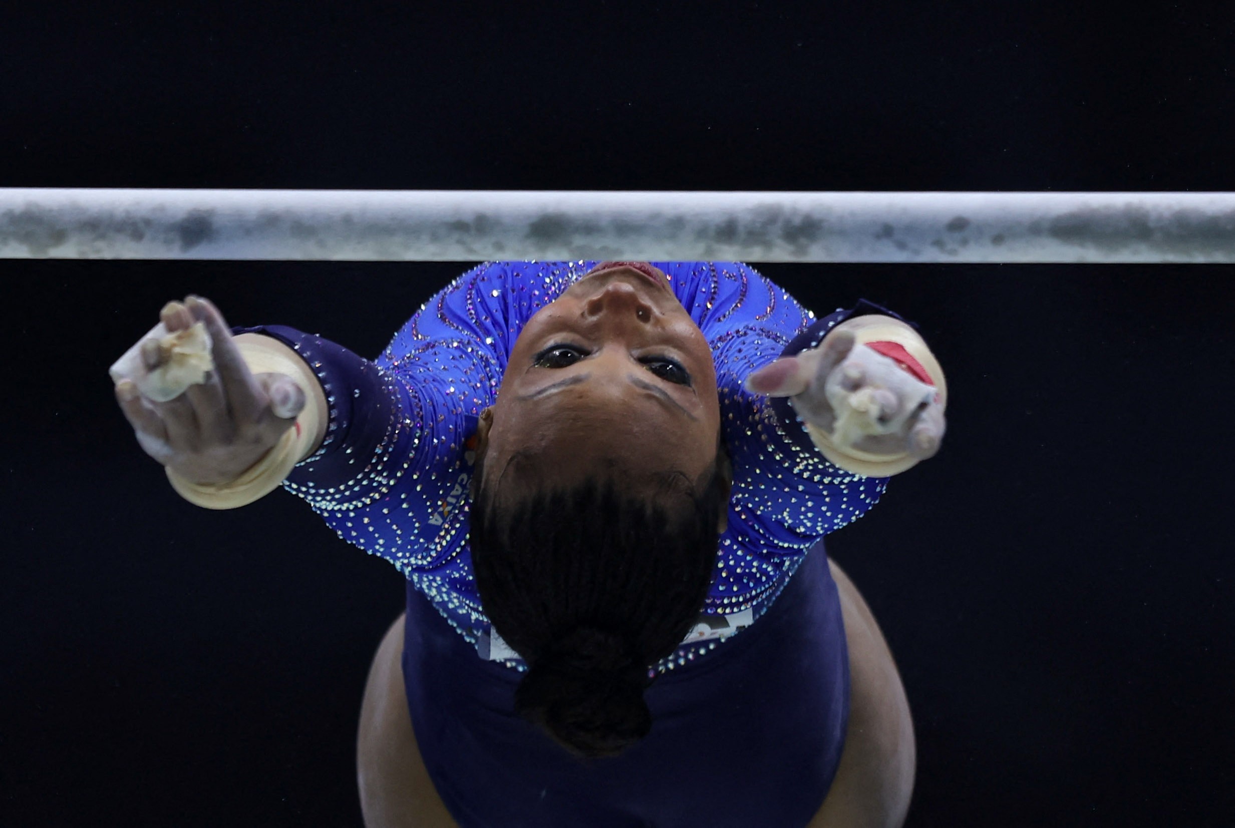 Lorrane Oliveira sofre queda feia durante etapa da Copa do Mundo de ginástica