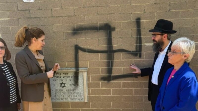 Suásticas aparecem pintadas em centros judaicos e sinagogas de Nova York