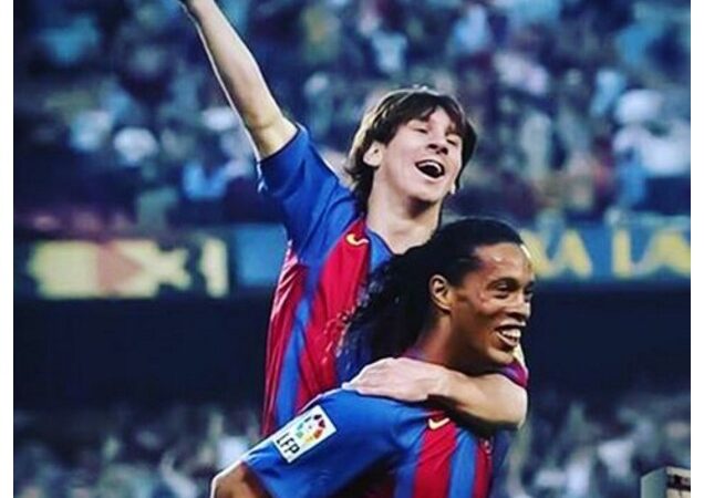 Messi, Ronaldinho Gaúcho e Luis Enrique comemoram título espanhol do Barcelona