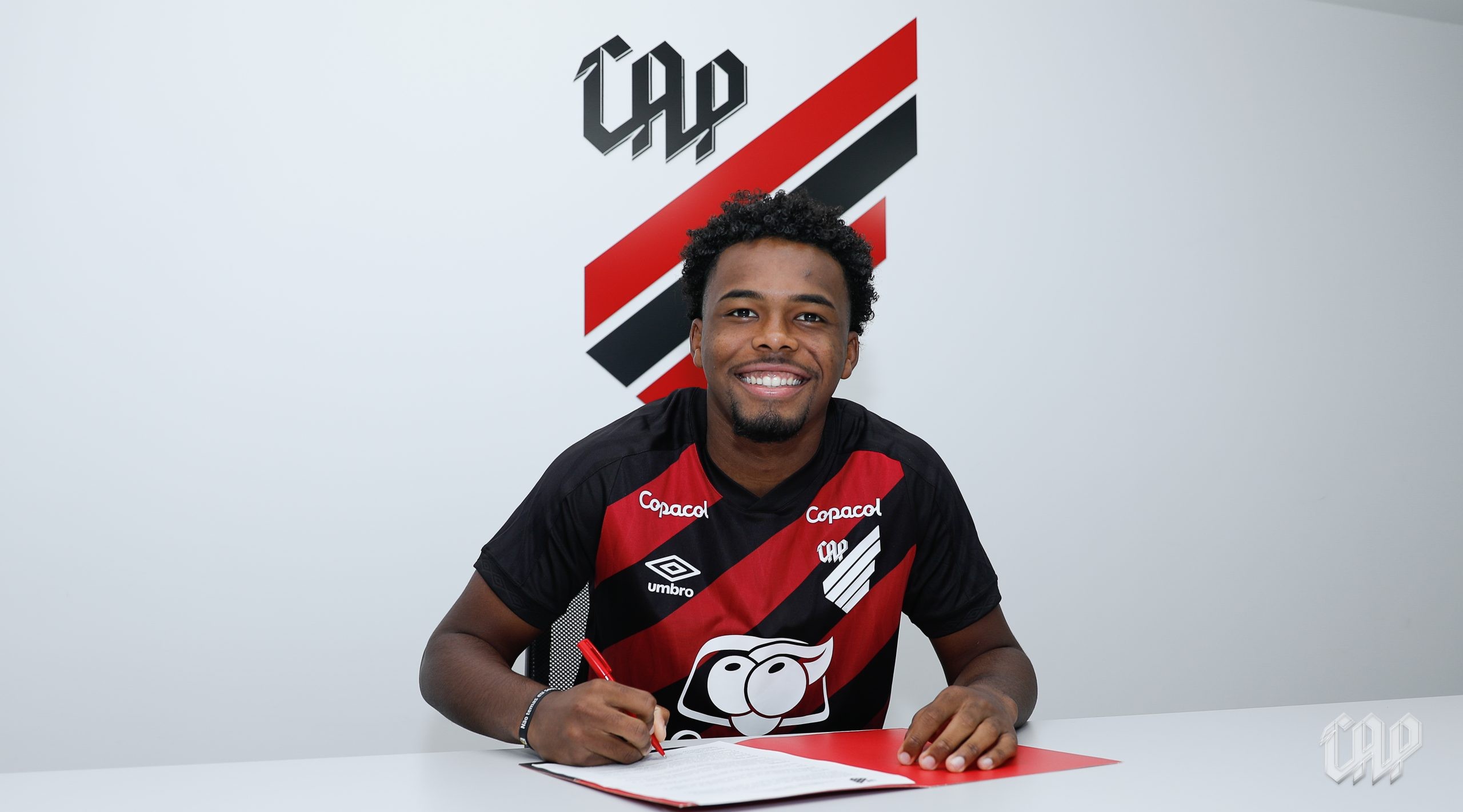 Athletico assina primeiro contrato profissional com artilheiro da base