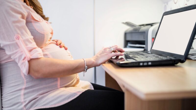 Empresas com licença-maternidade estendida diminuem; 380 mil mulheres foram demitidas após retorno