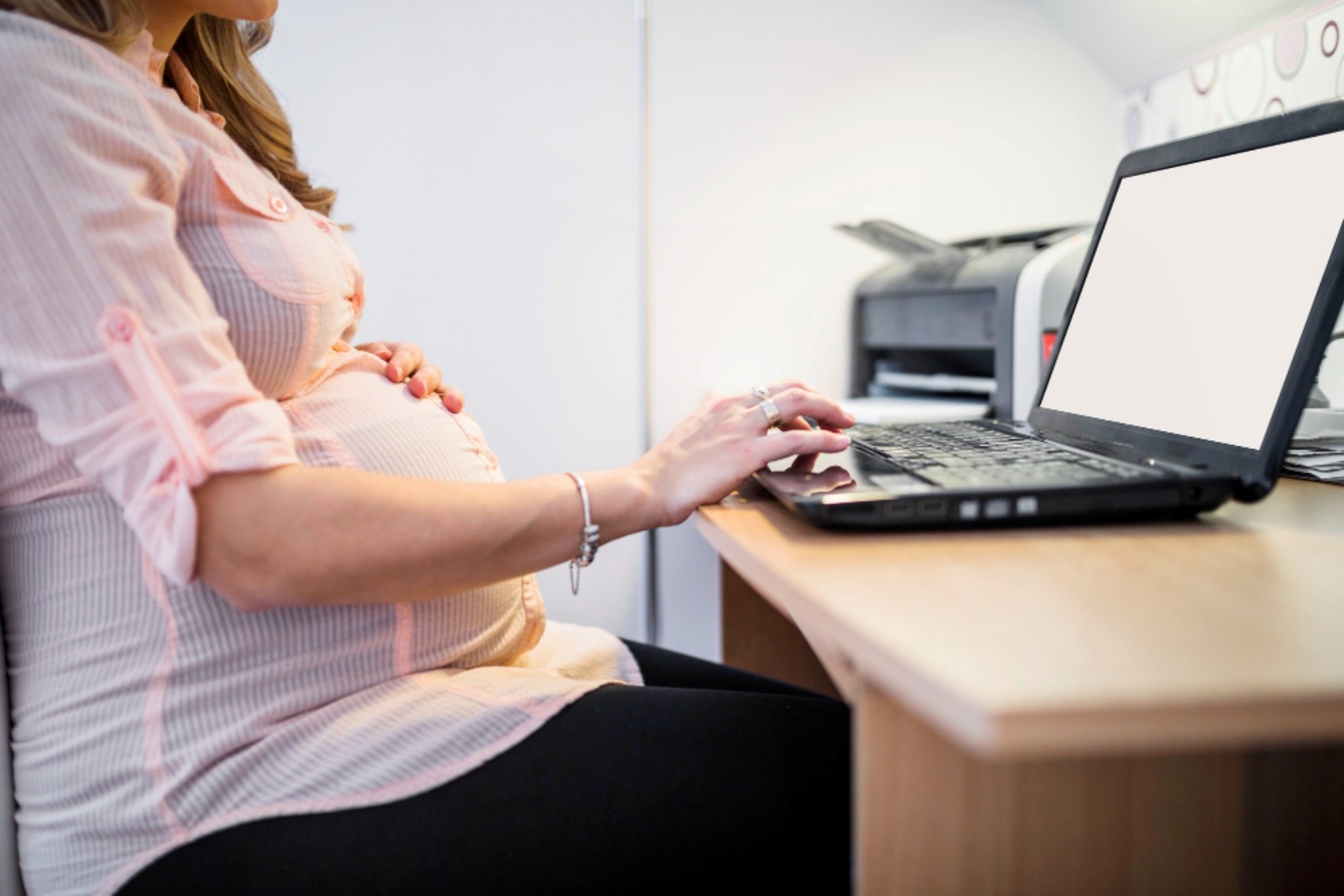 Empresas com licença-maternidade estendida diminuem; 380 mil mulheres foram demitidas após retorno