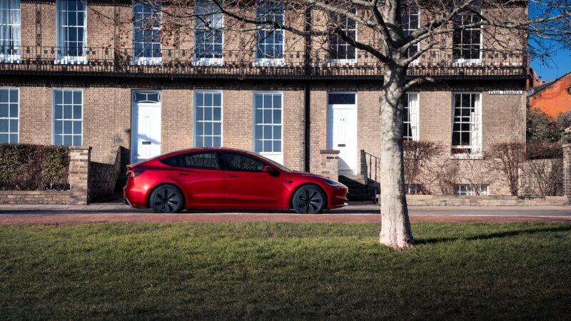 Tesla anuncia recall de quase 219 mil carros por falha na câmera de ré; veja modelos
