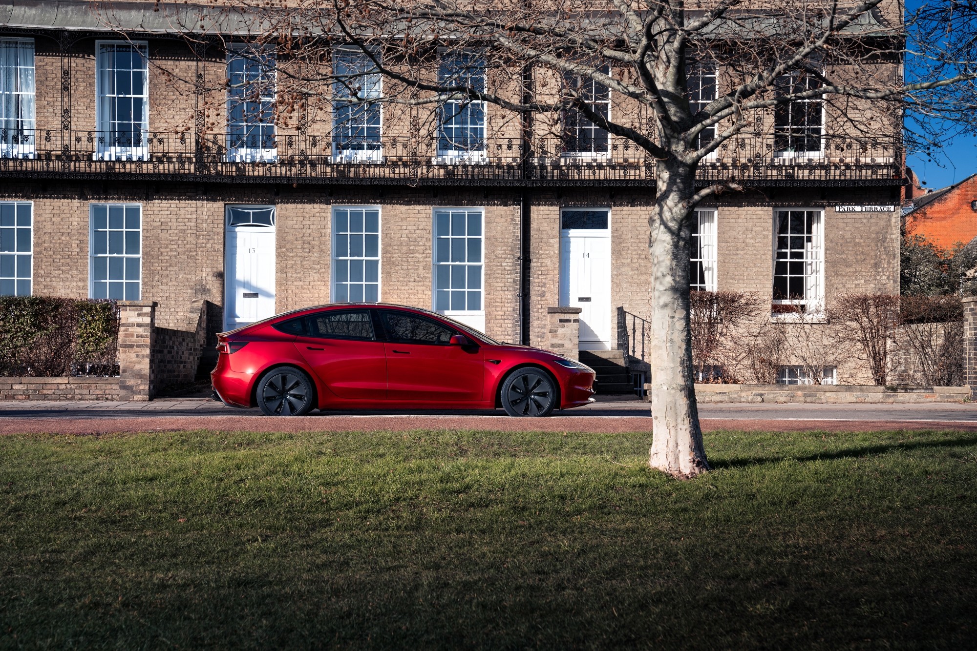 Tesla anuncia recall de quase 219 mil carros por falha na câmera de ré; veja modelos