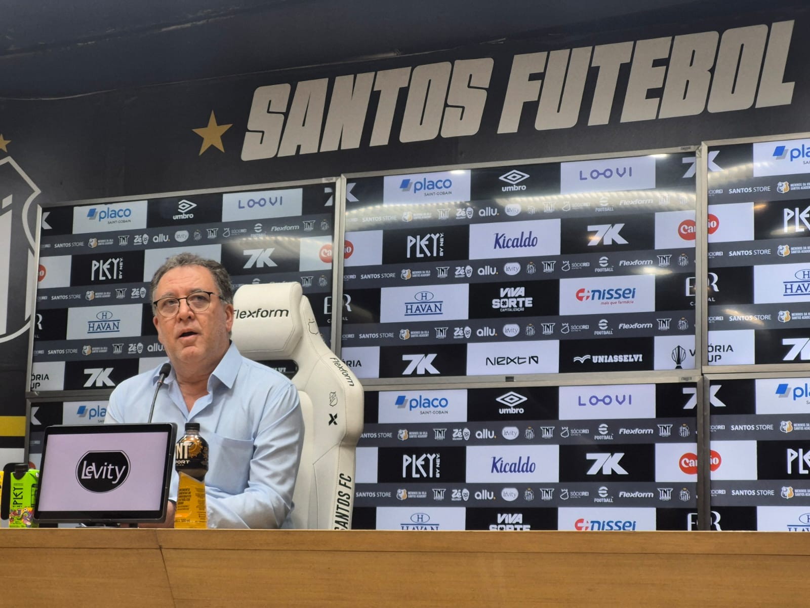 Santos atrasa salários e tenta quitar dívida com o elenco antes de jogo da Copa do Brasil