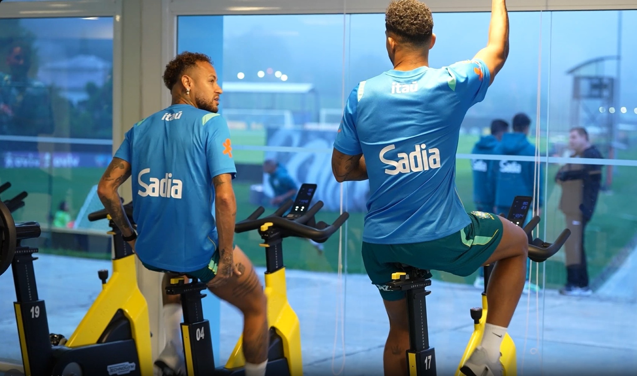 Bastidores: Neymar mobiliza Seleção, “fecha” clínica e preocupa a CBF
