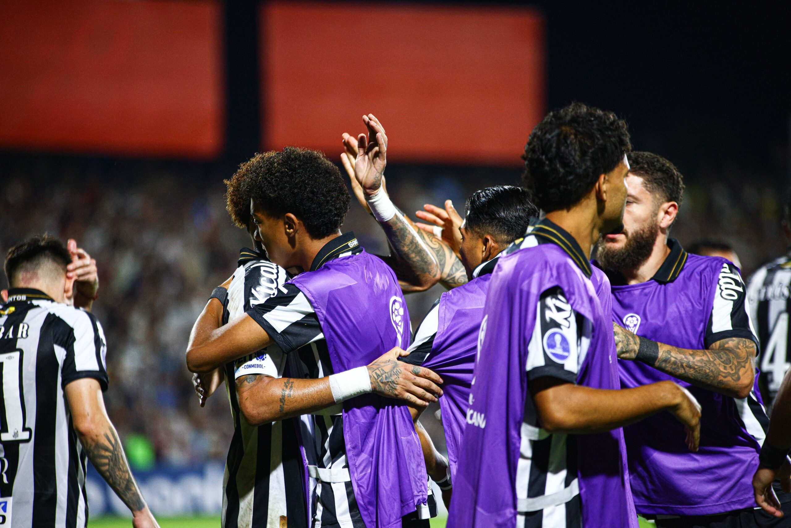 Neymar pede desculpas a Robinho Jr. por briga em treino do Santos: “Acabei me excedendo”