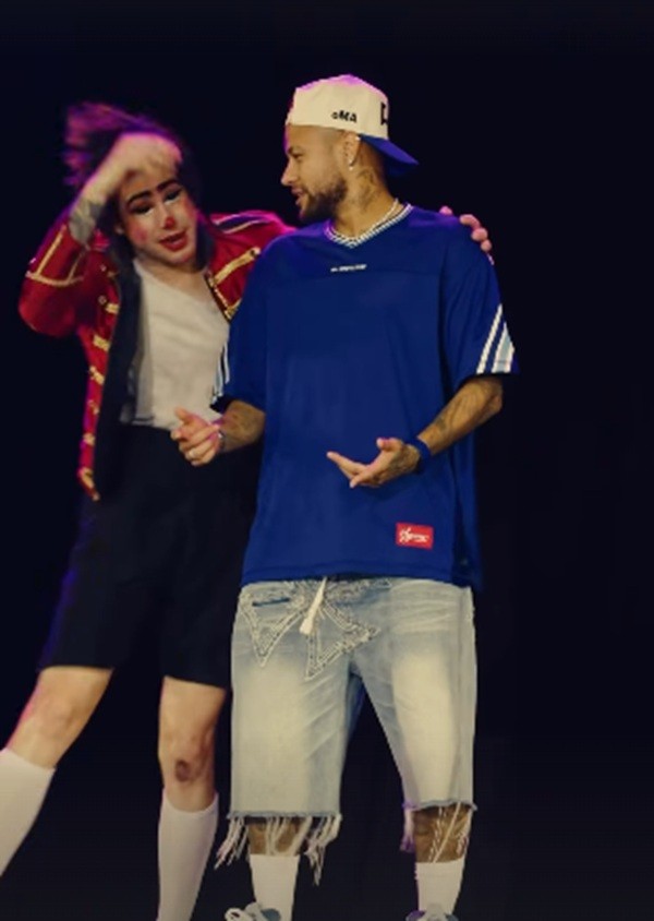 Neymar vai ao circo em Santos e até dança no palco; veja o vídeo