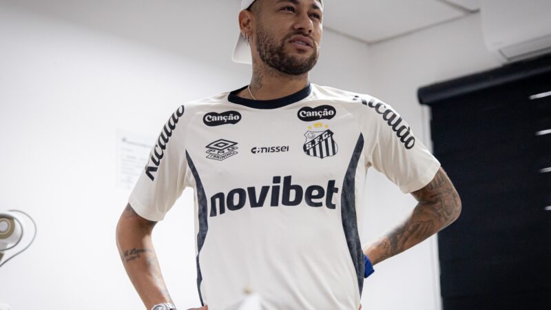 Discurso no CT, bolo e tratamento: como foi o primeiro dia de Neymar no Santos depois de convocação