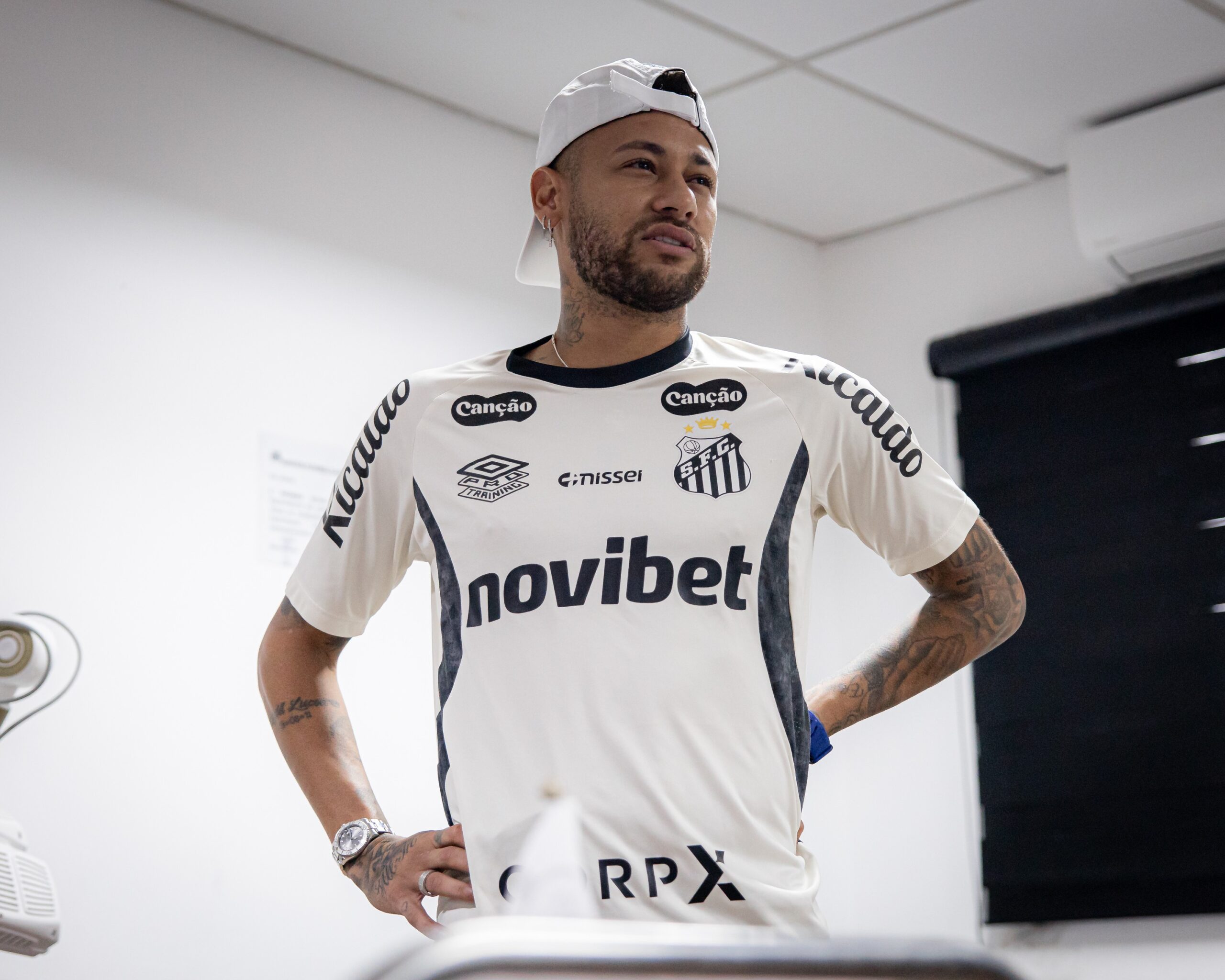 Discurso no CT, bolo e tratamento: como foi o primeiro dia de Neymar no Santos depois de convocação