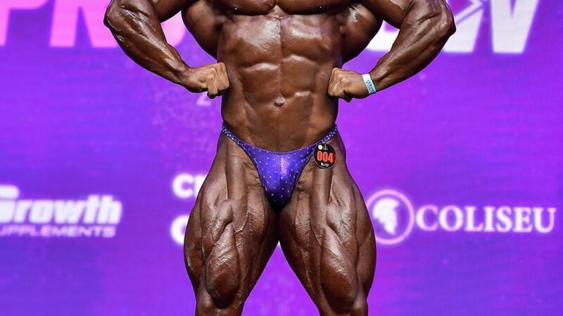 Após doença rara no coração, fisiculturista retorna de pausa de 3 anos e conquista top 2 no Arnold