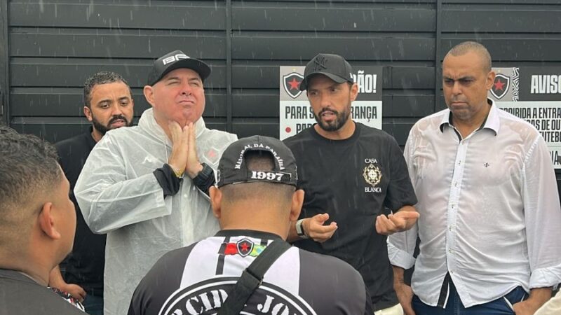 Torcedores do Botafogo-PB vão ao CT cobrar elenco e conversam com Nenê e Marcelo Fernandes