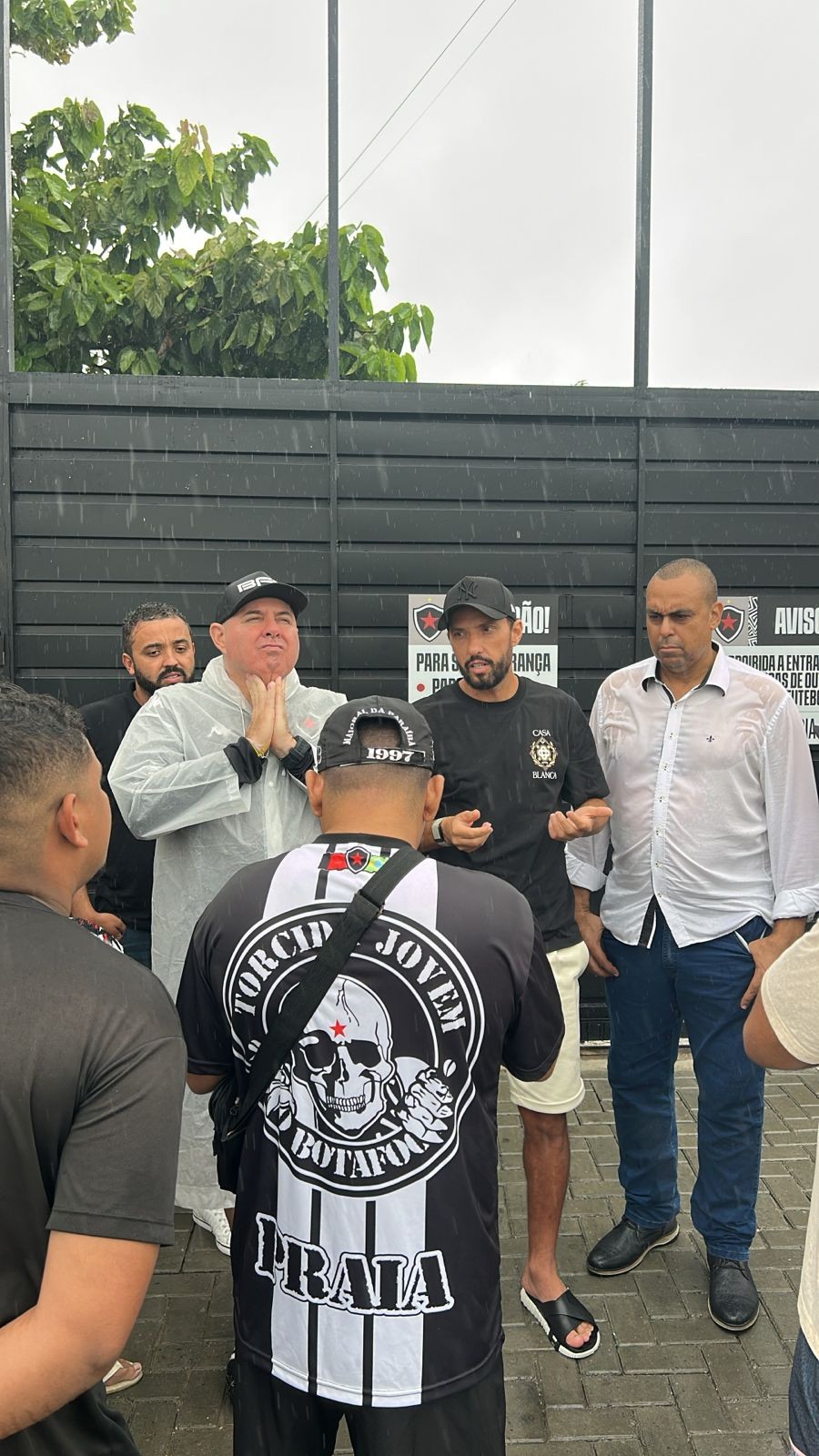 Torcedores do Botafogo-PB vão ao CT cobrar elenco e conversam com Nenê e Marcelo Fernandes