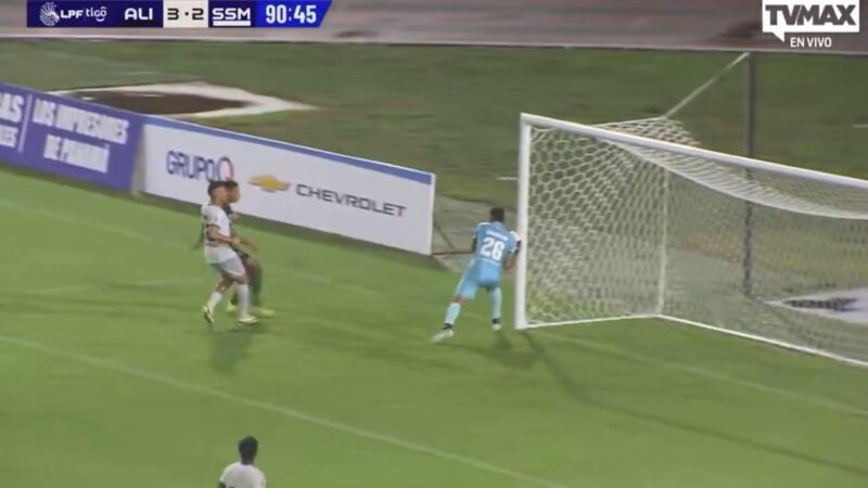 Goleiro marca gol contra e companheiro faz grave acusação: “É um manipulador de partidas”; veja lance
