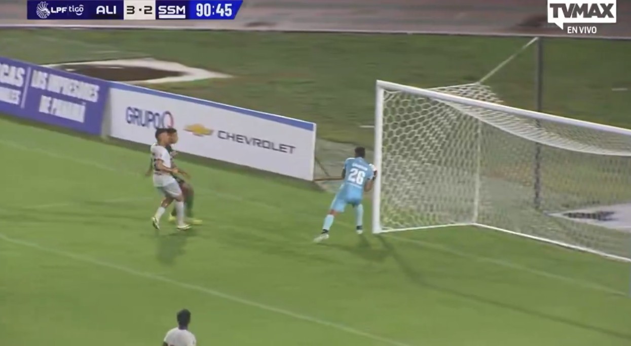 Goleiro marca gol contra e companheiro faz grave acusação: “É um manipulador de partidas”; veja lance
