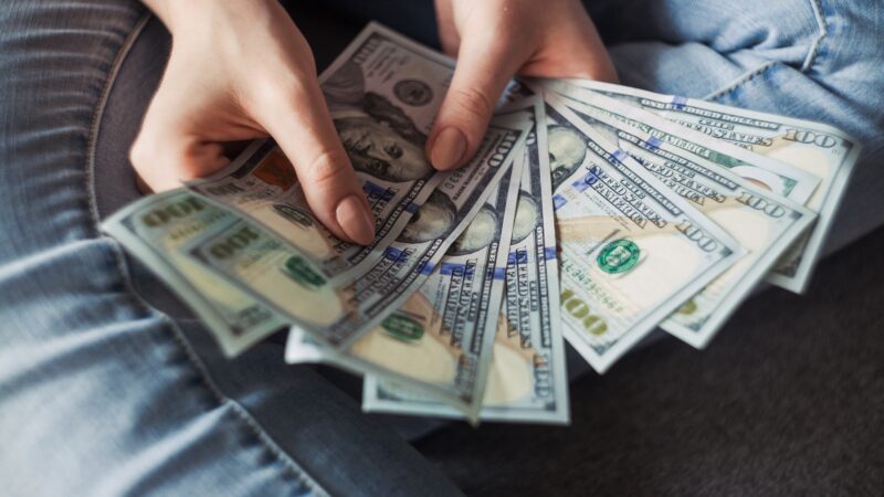 Dólar abre em queda em meio a expectativas de acordo entre EUA e Irã