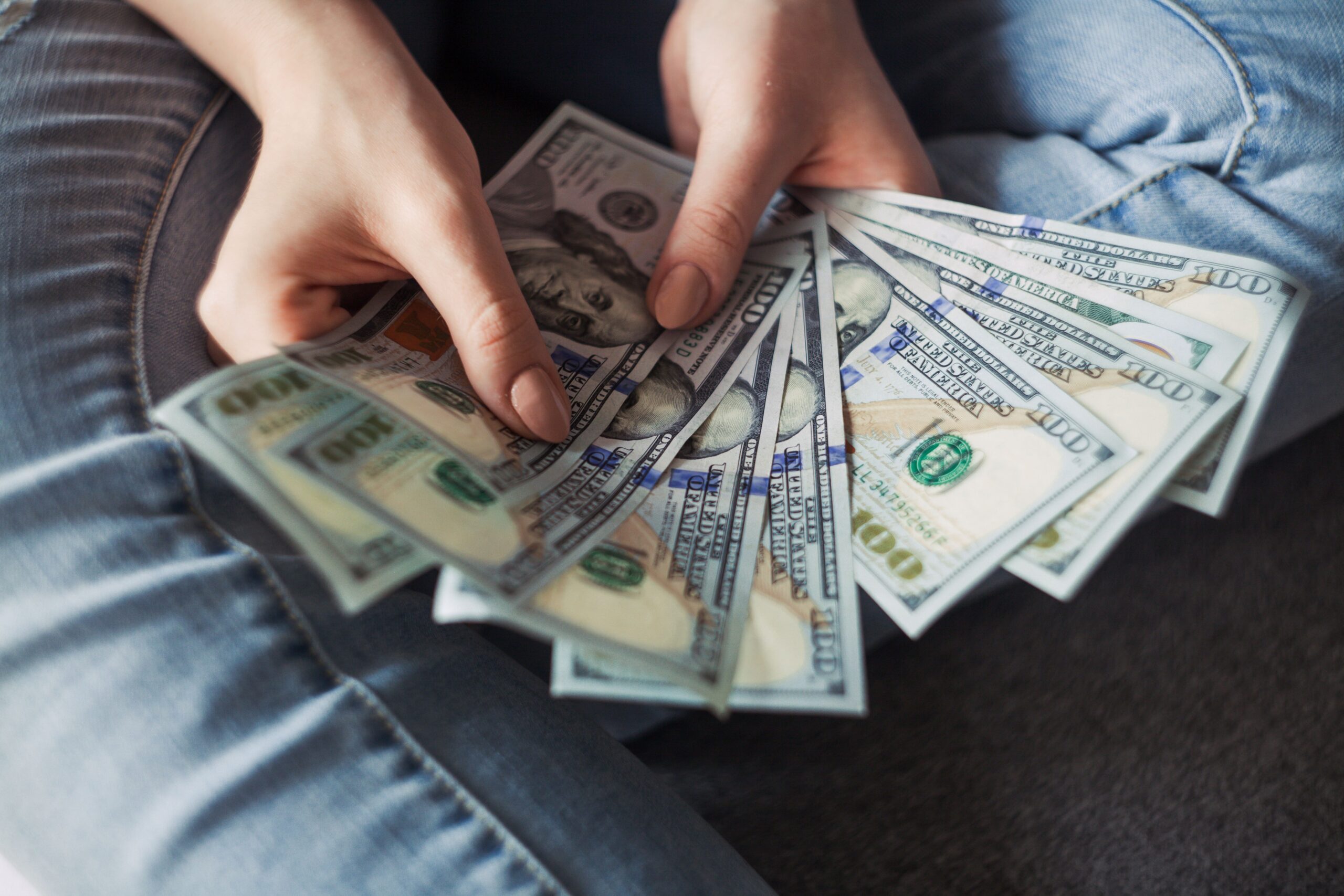 Dólar abre em queda em meio a expectativas de acordo entre EUA e Irã