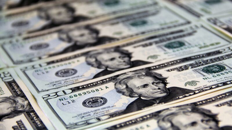 Dólar inicia o dia de olho no petróleo e no cenário político do Brasil