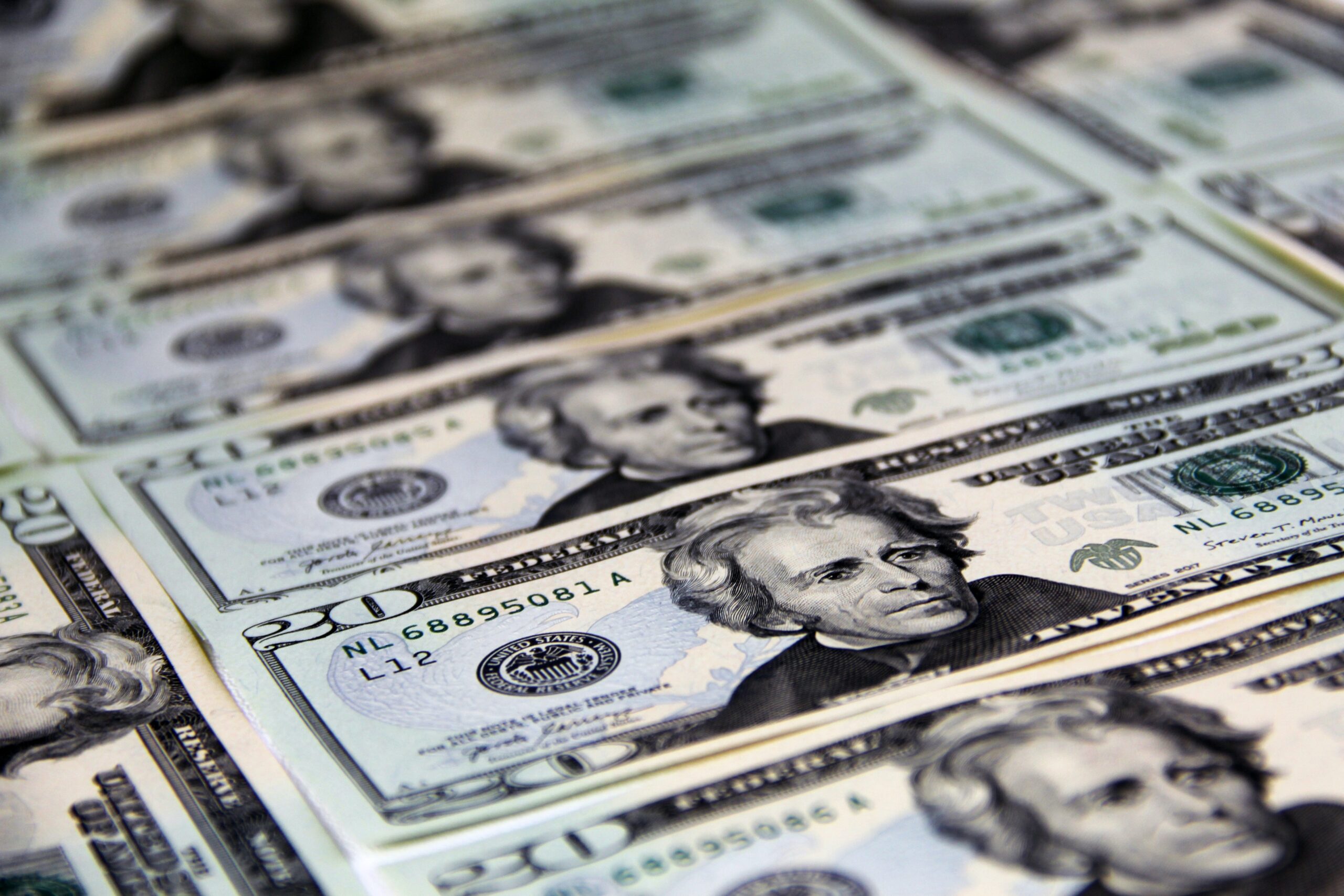 Dólar inicia o dia de olho no petróleo e no cenário político do Brasil