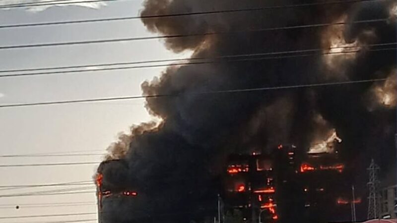 Incêndio atinge shopping em Teerã