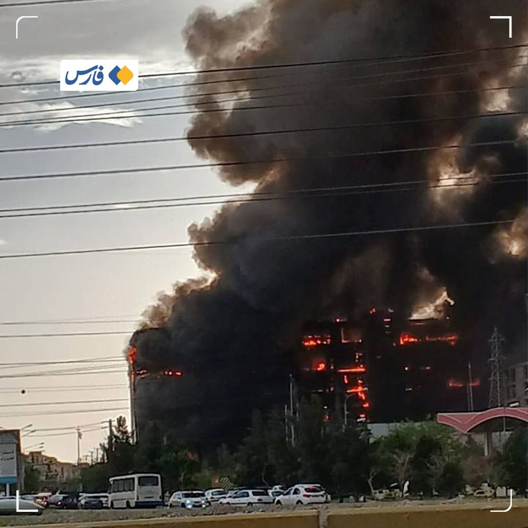 Incêndio atinge shopping em Teerã