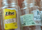 3 truques fáceis para tirar etiquetas e cola de potes de vidro sem arranhar