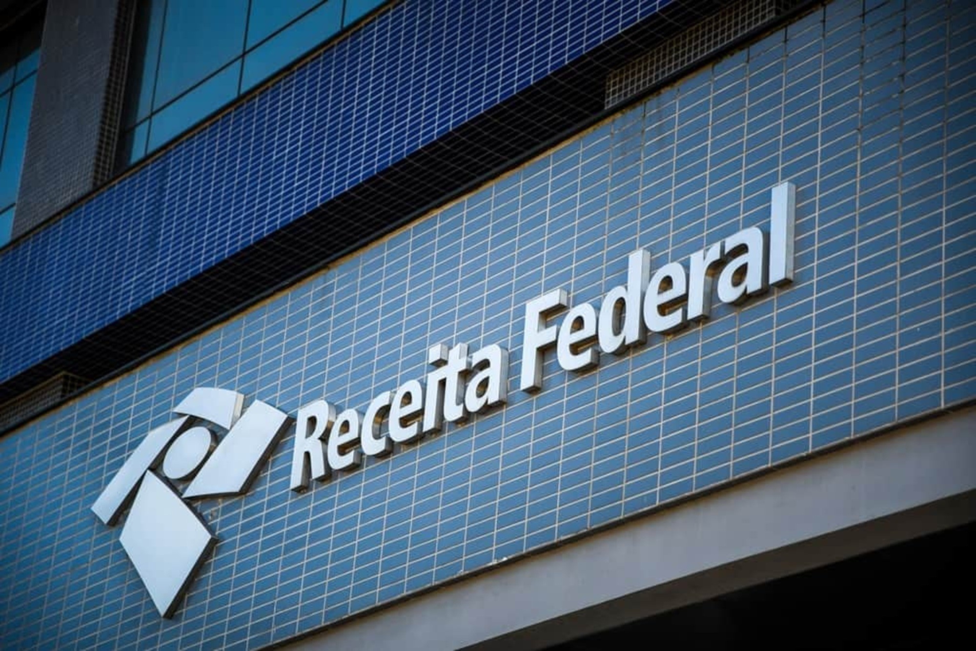 Novo leilão da Receita tem dois PS5 por R$ 853 e carros a partir de R$ 1,9 mil; veja como participar