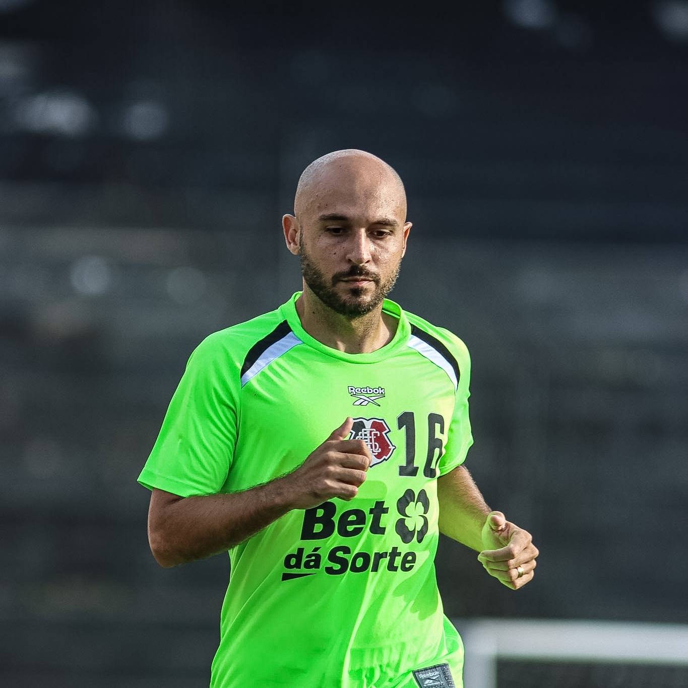 Régis se recupera de lesão muscular e pode reforçar o Santa Cruz contra a Inter de Limeira
