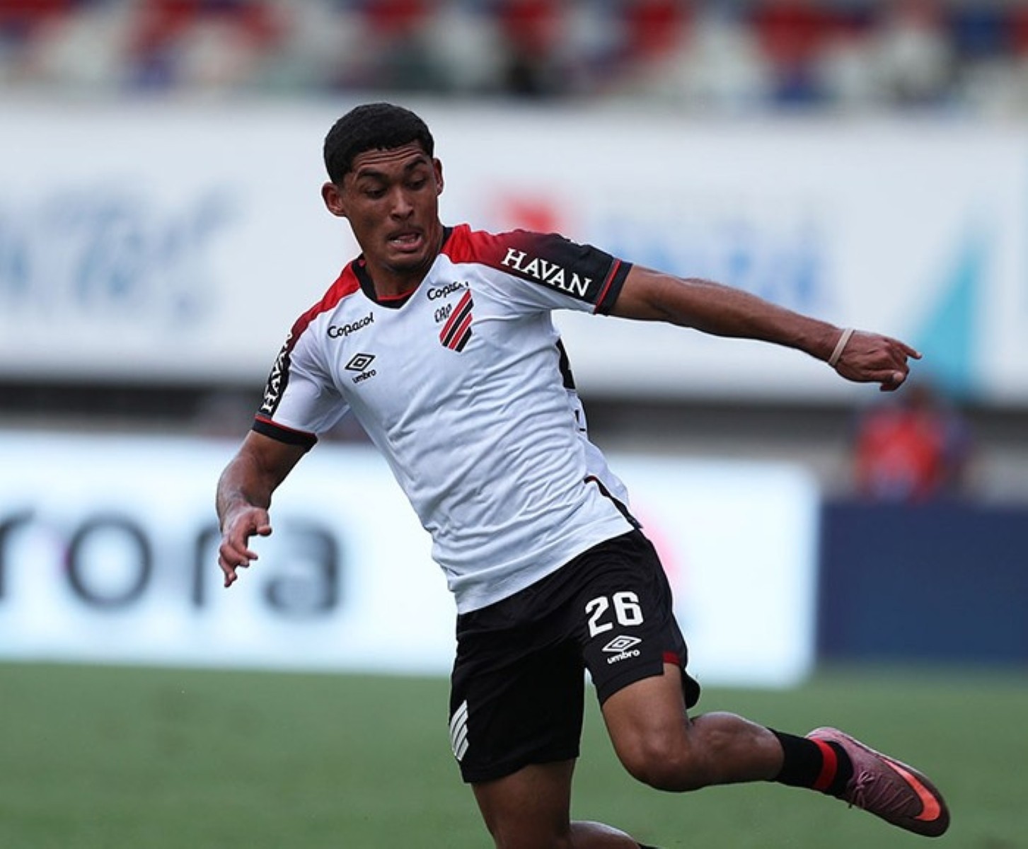 Athletico amplia uso de jogadores da base e soma seis estreantes no Brasileirão; veja a lista